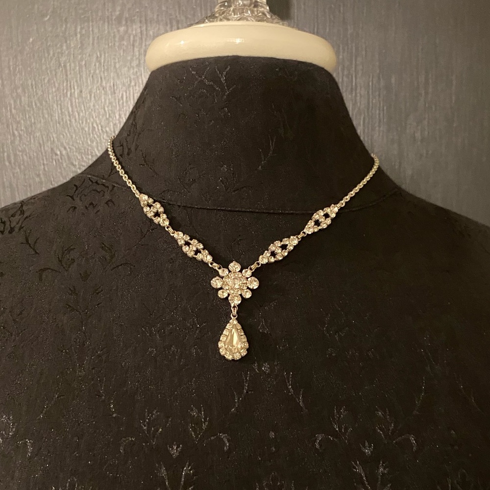 💜 Sparkly Crystal Silver Necklace
